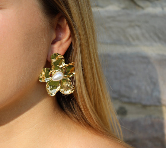 Lila | Boucles d'oreilles grosses fleurs et perle d'eau douce en acier inoxydable